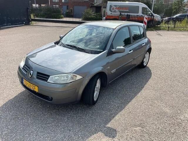 Grijs Gebruikt 2003 Renault Mégane II Dynamique Hatchback | € 999 (Goede deal) - Afbeelding 1/4