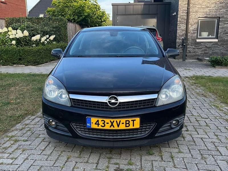 Zwart Gebruikt 2007 Opel Astra Cosmo Coupé | € 1.700 (Eerlijke prijs) - Afbeelding 1/4