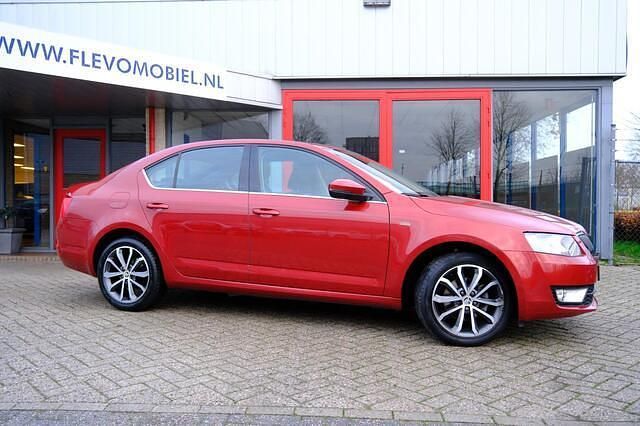 Occasion Skoda Octavia Business Line 150 PK (110 kW) 2016 Rood Hatchback