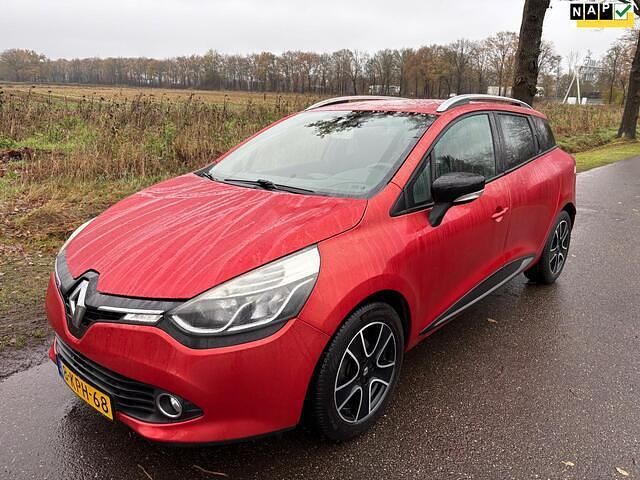Rood (metallic) Gebruikt 2013 Renault Clio GrandTour Expression Stationwagen | € 5.980 (Eerlijke prijs) - Afbeelding 1/4