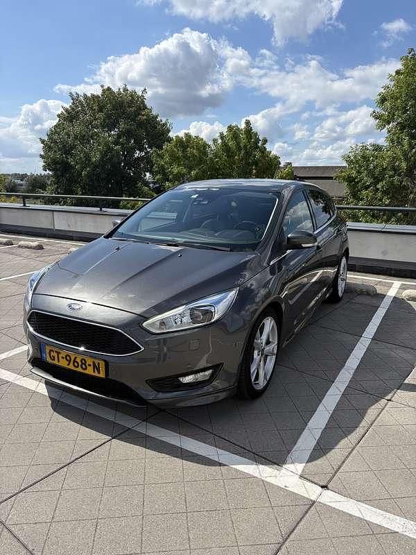 Grijs Gebruikt 2015 Ford Focus Titanium Hatchback | € 12.495 (Duur) - Afbeelding 1/4