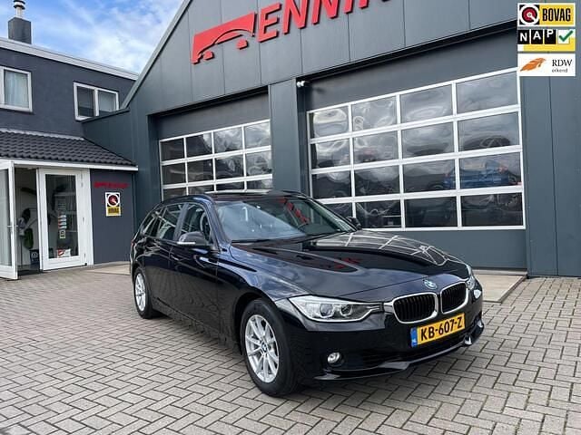 Zwart Occasion 2013 BMW 320 Executive Stationwagen | € 10.950 (Eerlijke prijs) - Afbeelding 1/4