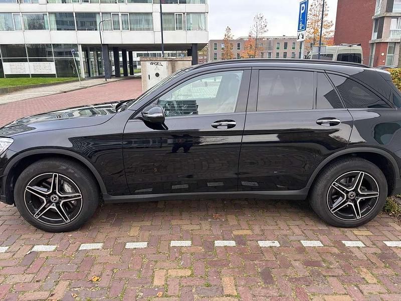 Zwart Gebruikt 2021 Mercedes GLC300e AMG SUV | € 43.500 (Eerlijke prijs) - Afbeelding 1/4
