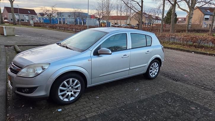 Grijs Occasion 2007 Opel Astra Sedan | € 800 (Super prijs) - Afbeelding 1/4