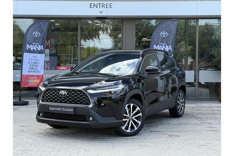 Zwart Gebruikt 2024 Toyota Corolla Cross Style SUV | € 36.950 (Eerlijke prijs) - Afbeelding 1/1