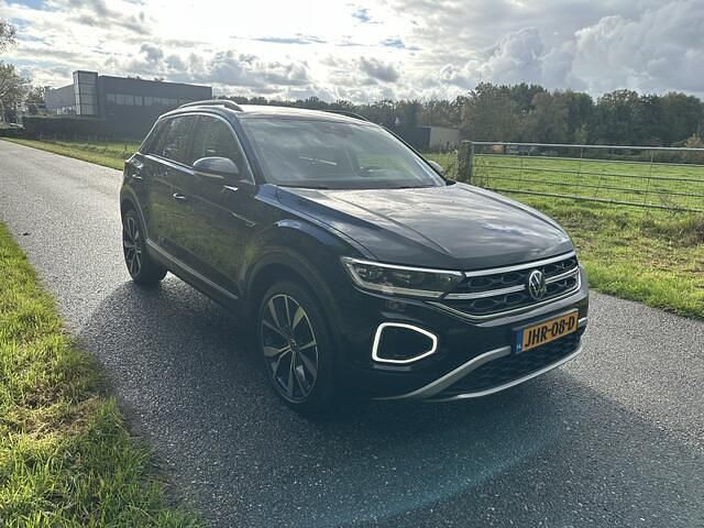 Zwart Gebruikt 2022 VW T-Roc Style SUV | € 24.950 (Eerlijke prijs) - Afbeelding 1/4