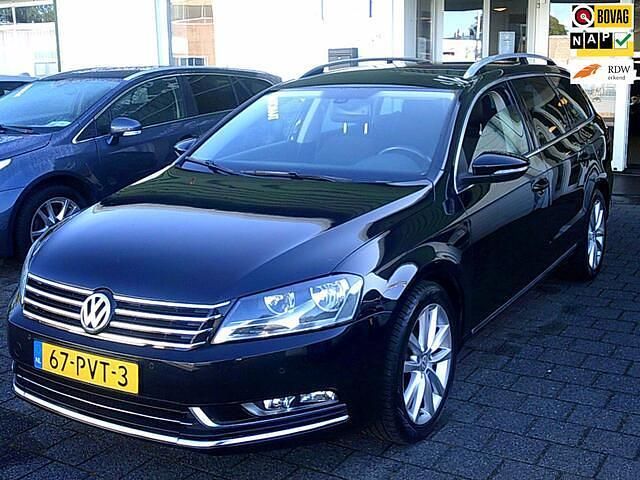Zwart (metallic) Occasion 2011 VW Passat Highline Stationwagen | € 5.850 (Iets duurder) - Afbeelding 1/4
