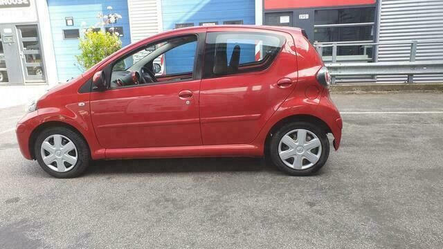 Occasion Toyota Aygo 68 PK (50 kW) 2010 Rood Hatchback