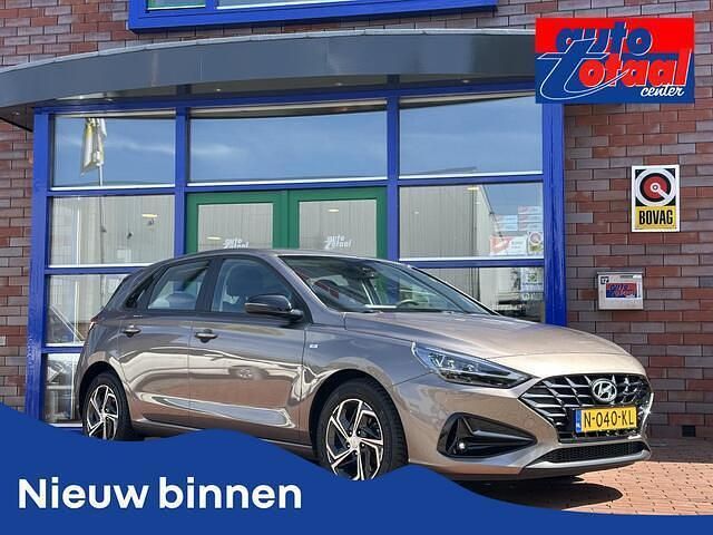 Bruin Occasion 2021 Hyundai i30 Comfort Hatchback | € 18.250 (Eerlijke prijs) - Afbeelding 1/4