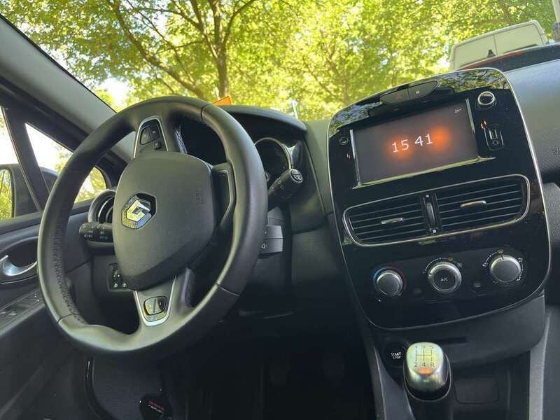 Zwart Gebruikt 2017 Renault Clio IV LIMITED Hatchback | € 7.500 (Eerlijke prijs) - Afbeelding 1/4