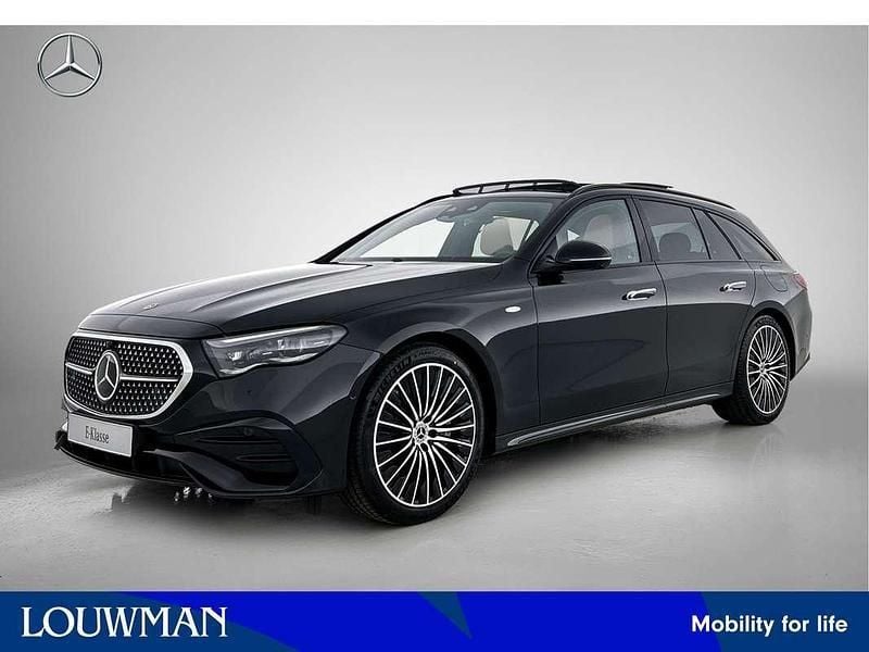 Zwart, metallic lak Nieuw 2025 Mercedes E300 Sport Edition Stationwagen | € 90.422 (Iets duurder) - Afbeelding 1/4
