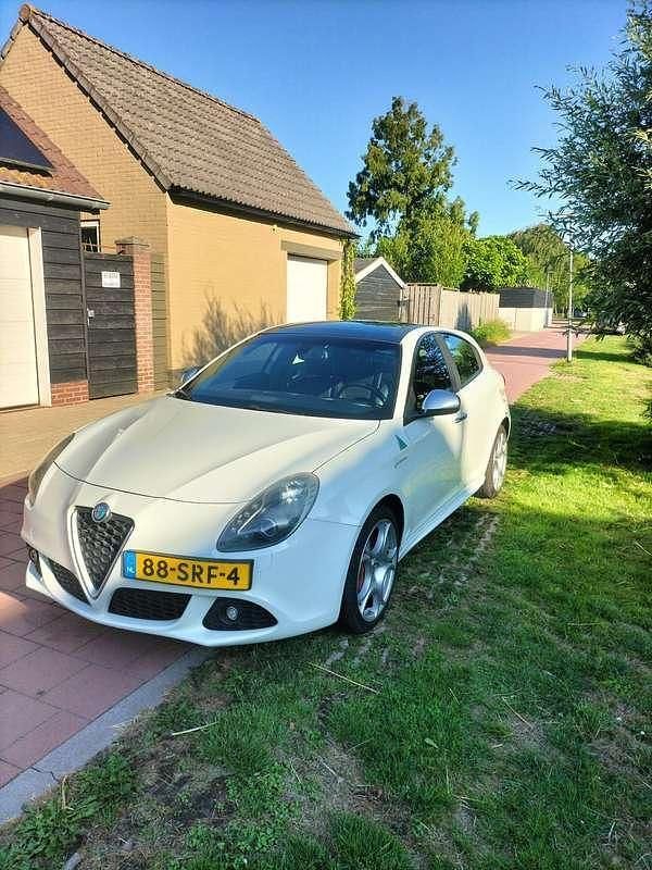 Wit Gebruikt 2011 Alfa Romeo Giulietta Distinctive Hatchback | € 8.495 (Iets duurder) - Afbeelding 1/4