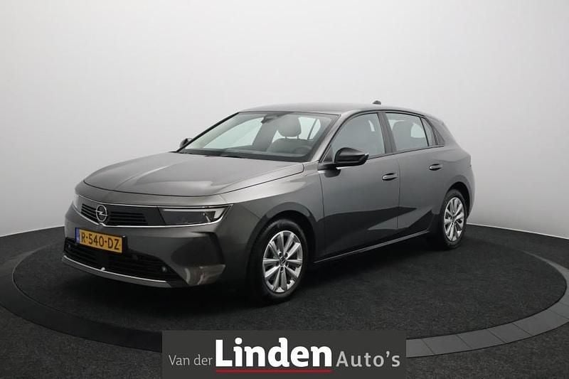 Grijs Gebruikt 2022 Opel Astra Edition Hatchback | € 17.645 (Eerlijke prijs) - Afbeelding 1/4