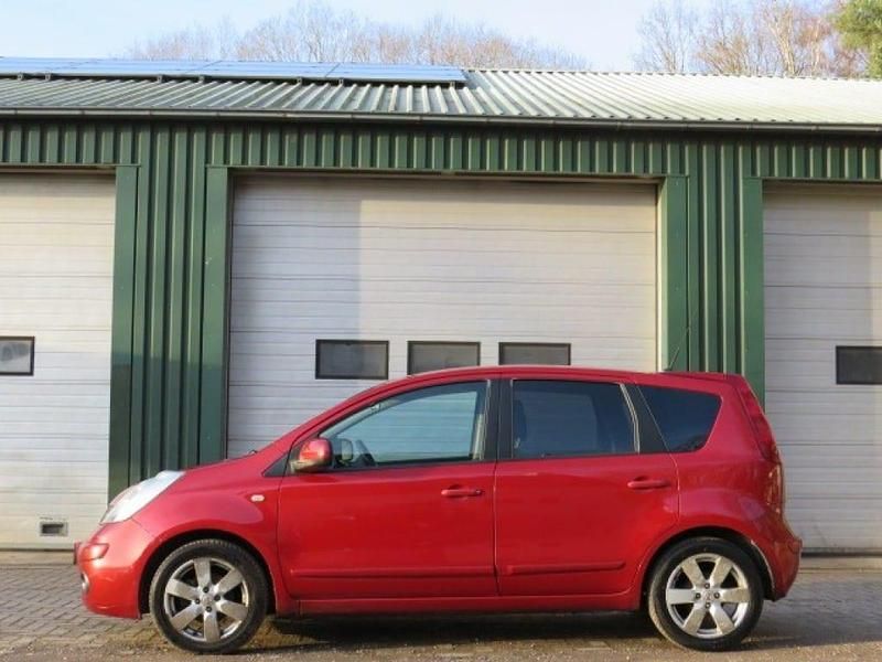 Rood Occasion 2008 Nissan Note Acenta MPV | € 1.450 (Eerlijke prijs) - Afbeelding 1/4