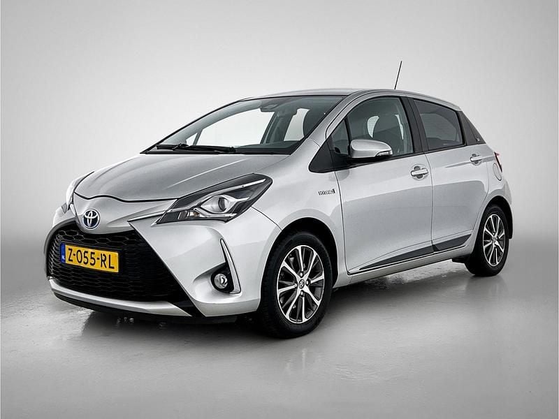 Grijs Gebruikt 2020 Toyota Yaris Hybrid Hatchback | € 15.500 (Goede deal) - Afbeelding 1/4