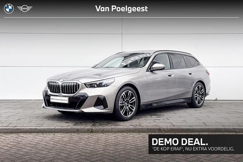 Grijs Gebruikt 2025 BMW 520 M Sport Stationwagen | € 59.900 - Afbeelding 1/4