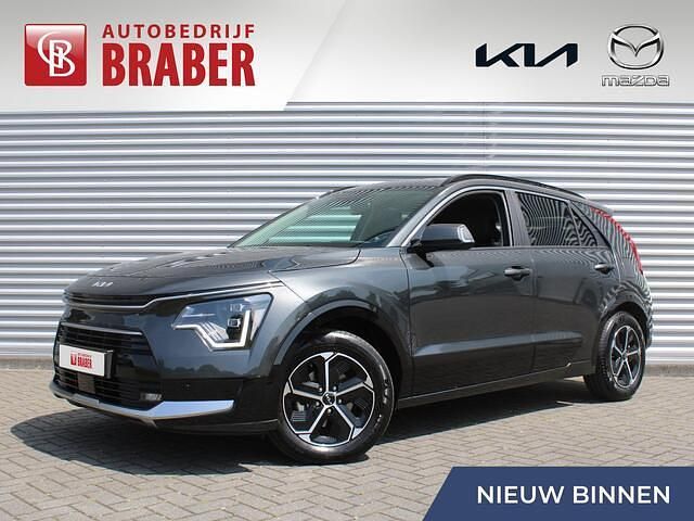 Grijs, metallic lak Nieuw 2025 Kia Niro SUV | € 39.890 (Iets duurder) - Afbeelding 1/4