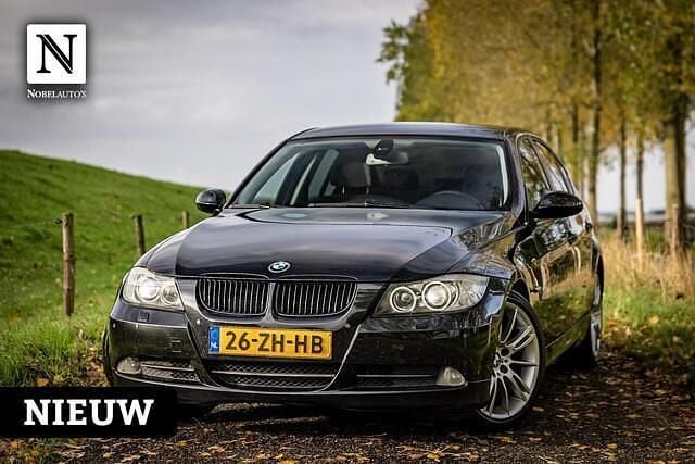 Zwart Gebruikt 2008 BMW 325 Executive Sedan | € 4.990 (Goede deal) - Afbeelding 1/4
