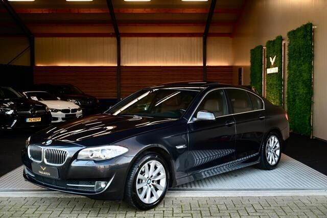 Grijs, metallic lak Gebruikt 2012 BMW 530 Executive Sedan | € 14.950 (Eerlijke prijs) - Afbeelding 1/4