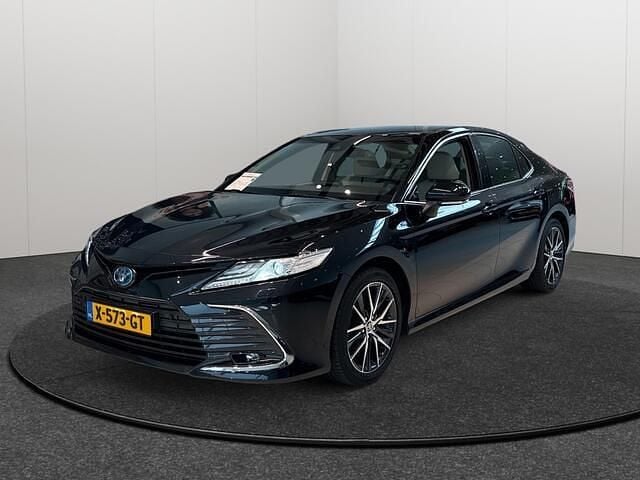 Zwart, metallic lak Gebruikt 2023 Toyota Camry Executive Sedan | € 38.950 (Eerlijke prijs) - Afbeelding 1/4