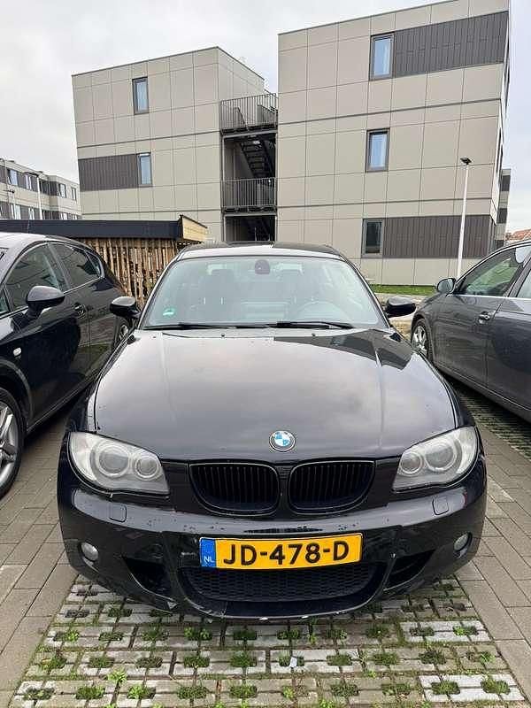 Zwart Gebruikt 2007 BMW 118 Hatchback | € 3.000 (Eerlijke prijs) - Afbeelding 1/4