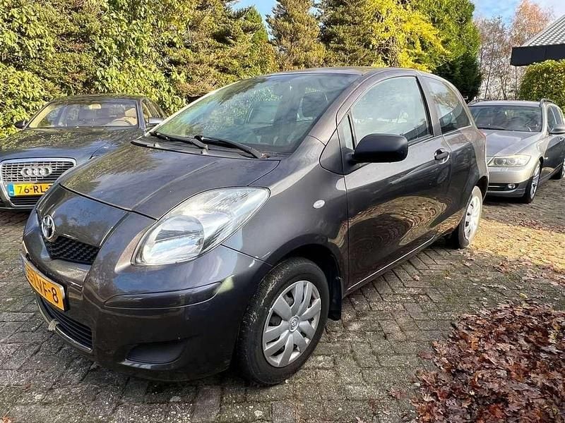 Grijs Gebruikt 2010 Toyota Yaris MPV | € 3.950 (Eerlijke prijs) - Afbeelding 1/4