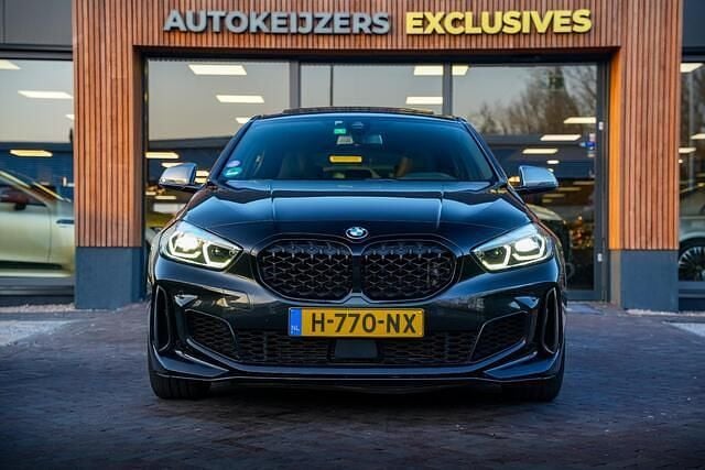 Zwart (metallic) Gebruikt 2020 BMW M135 Executive Hatchback | € 34.900 (Eerlijke prijs) - Afbeelding 1/4