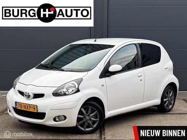 Wit Gebruikt 2011 Toyota Aygo Hatchback | € 2.699 (Goede deal) - Afbeelding 1/4
