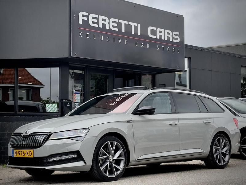 Grijs Gebruikt 2021 Skoda Superb SportLine Stationwagen | € 19.900 (Eerlijke prijs) - Afbeelding 1/4