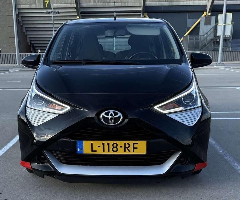 Zwart Gebruikt 2021 Toyota Aygo X-play Hatchback | € 8.500 (Goede deal) - Afbeelding 1/4