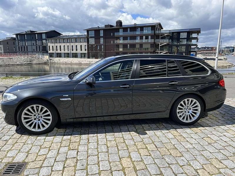 Grijs Gebruikt 2013 BMW 530 Executive Stationwagen | € 7.000 - Afbeelding 1/4