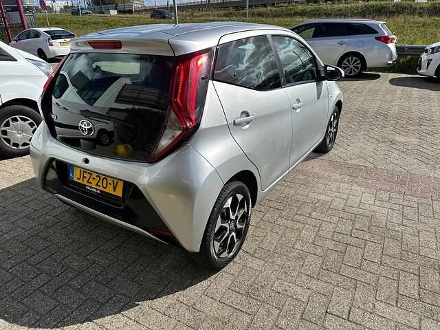 Grijs Gebruikt 2021 Toyota Aygo X-play Hatchback | € 13.250 (Eerlijke prijs) - Afbeelding 1/3