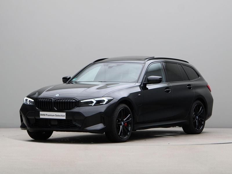 Zwart Gebruikt 2024 BMW 330e M Sport Stationwagen | € 54.950 (Eerlijke prijs) - Afbeelding 1/4