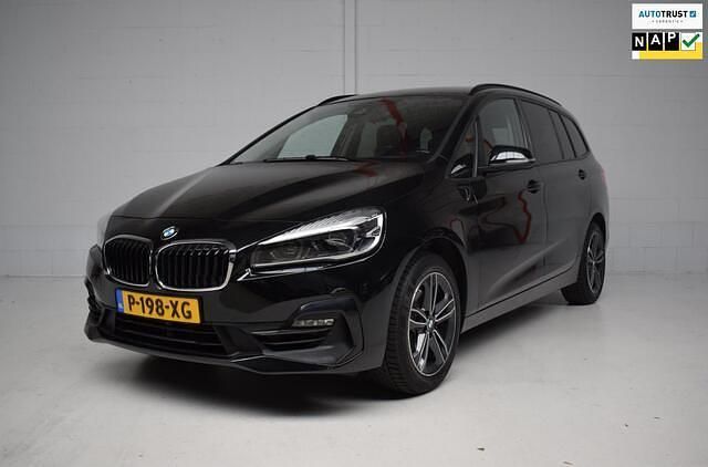 Zwart Gebruikt 2022 BMW 216 Basis Stationwagen | € 18.845 (Goede deal) - Afbeelding 1/4