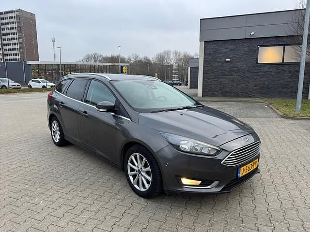Grijs (metallic) Occasion 2016 Ford Focus Titanium Stationwagen | € 5.950 (Goede deal) - Afbeelding 1/4