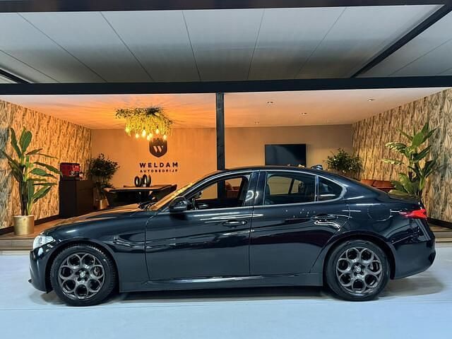 Zwart Occasion 2016 Alfa Romeo Giulia Super Sedan | € 21.990 (Eerlijke prijs) - Afbeelding 1/4