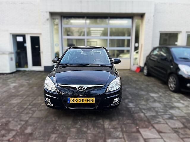 Zwart Occasion 2007 Hyundai i30 Dynamiq Hatchback | € 1.750 (Eerlijke prijs) - Afbeelding 1/4