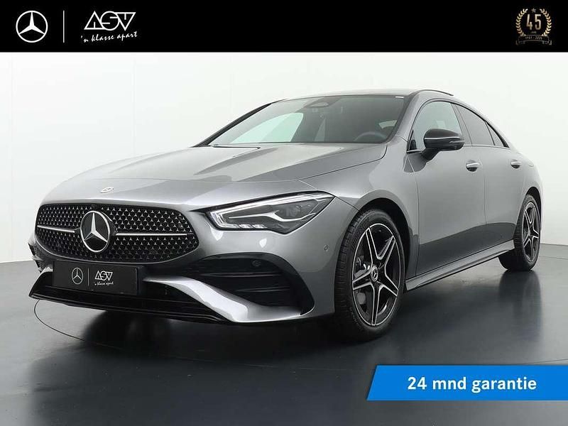 Grijs Occasion 2025 Mercedes CLA180 AMG line Sedan | € 39.480 (Eerlijke prijs) - Afbeelding 1/4