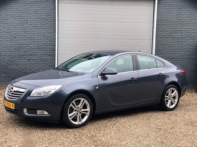 Blauw Gebruikt 2010 Opel Insignia Edition Hatchback | € 4.500 (Duur) - Afbeelding 1/4