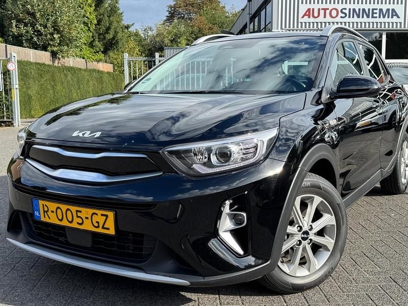 Zwart Gebruikt 2022 Kia Stonic SUV | € 17.895 (Goede deal) - Afbeelding 1/4