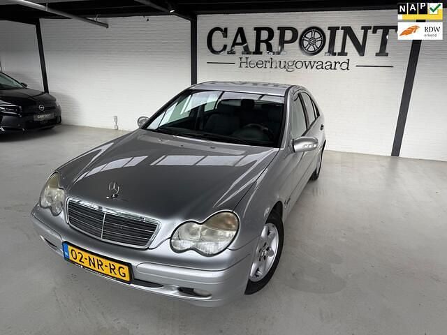 Grijs Gebruikt 2004 Mercedes C180 Classic Sedan | € 2.950 (Eerlijke prijs) - Afbeelding 1/4