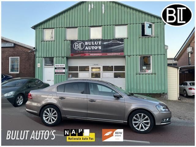 Bruin Gebruikt 2011 VW Passat Highline Sedan | € 9.850 (Eerlijke prijs) - Afbeelding 1/4