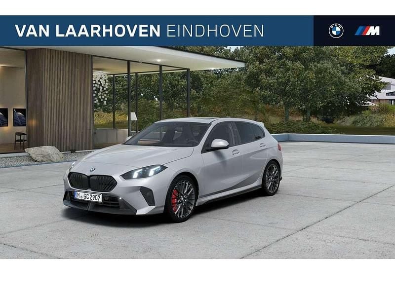 Grijs (metallic) Nieuw 2025 BMW 120 M Sport Hatchback | € 56.419 (Eerlijke prijs) - Afbeelding 1/4