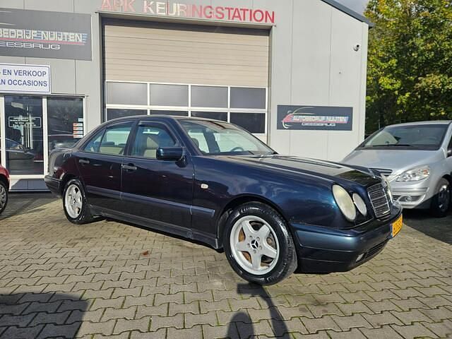 Blauw Gebruikt 1999 Mercedes E200 Classic Sedan | € 1.950 - Afbeelding 1/4
