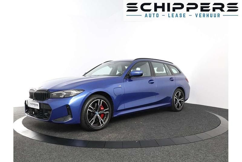 Blauw, metallic lak Gebruikt 2024 BMW 330 M Sport Stationwagen | € 49.900 (Eerlijke prijs) - Afbeelding 1/4