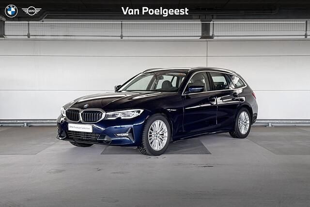 Blauw, metallic lak Gebruikt 2021 BMW 318 Basis Stationwagen | € 32.500 (Eerlijke prijs) - Afbeelding 1/4