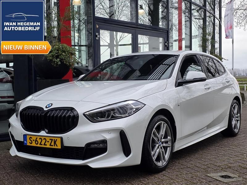 Wit Occasion 2023 BMW 118 M Sport Hatchback | € 27.490 (Eerlijke prijs) - Afbeelding 1/3