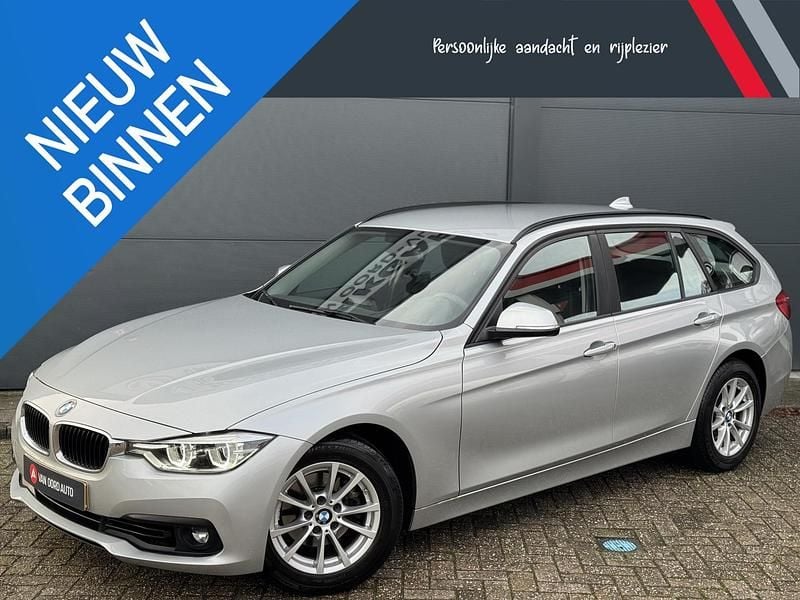 Grijs Gebruikt 2019 BMW 318 Executive Stationwagen | € 19.940 (Super prijs) - Afbeelding 1/4