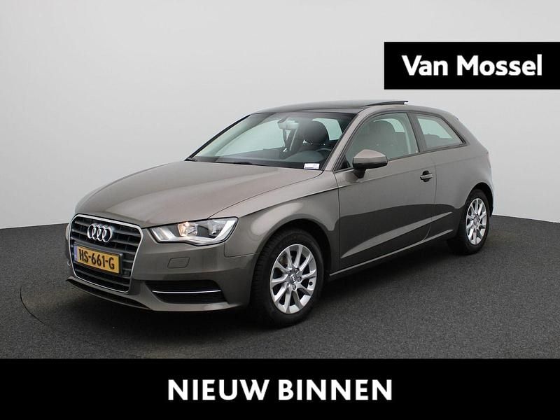 Grijs (metallic) Gebruikt 2016 Audi A3 Sportback Attraction Hatchback | € 13.900 (Super prijs) - Afbeelding 1/4