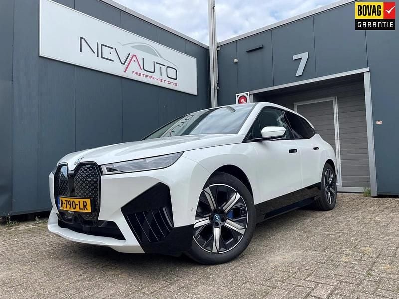Wit, metallic lak Gebruikt 2022 BMW iX Executive SUV | € 48.400 (Goede deal) - Afbeelding 1/4